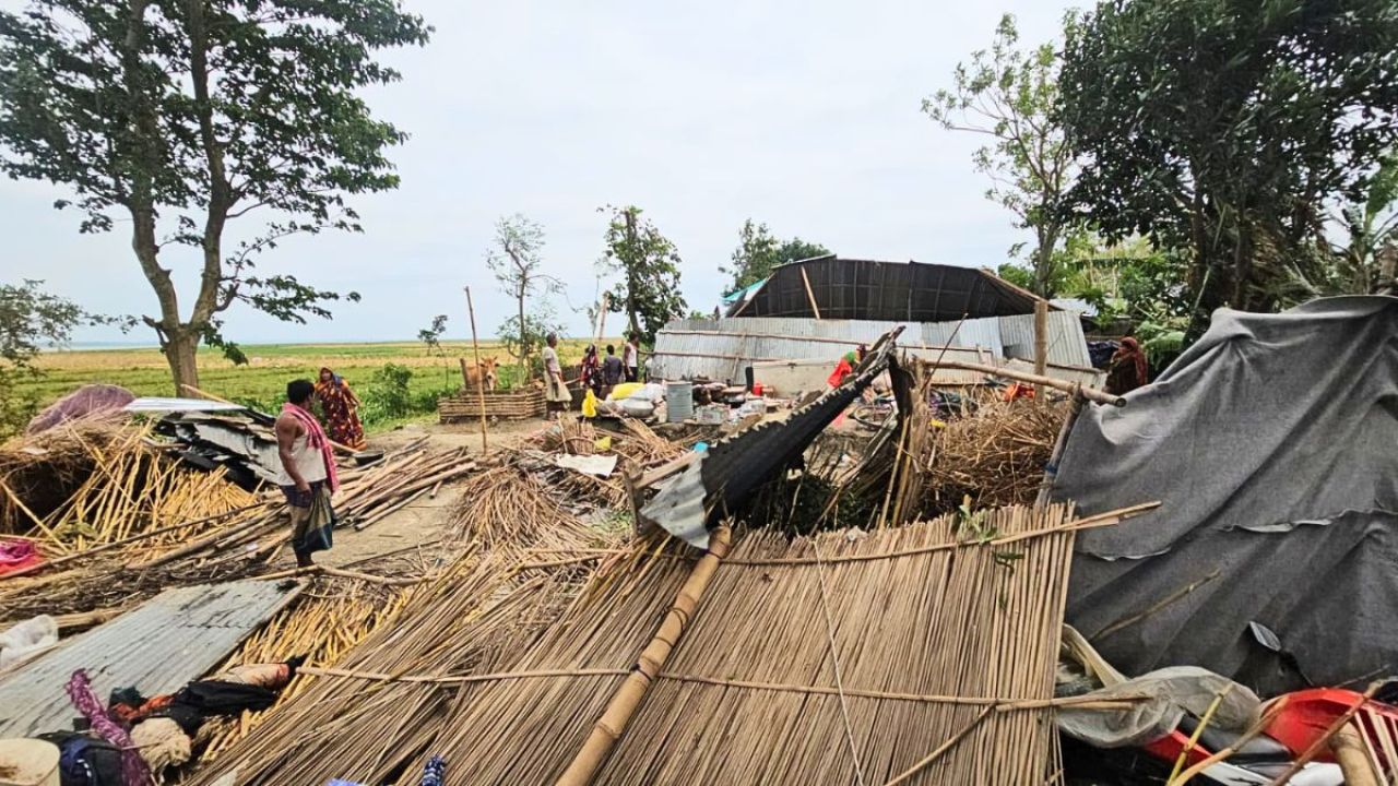 টর্নেডোর আঘাতে গাইবান্ধায় ২০০ ঘর বিধ্বস্ত