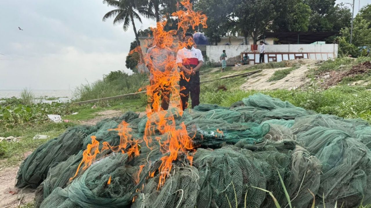 লৌহজংয়ে ৫৪টি অবৈধ চায়না জাল জব্দ