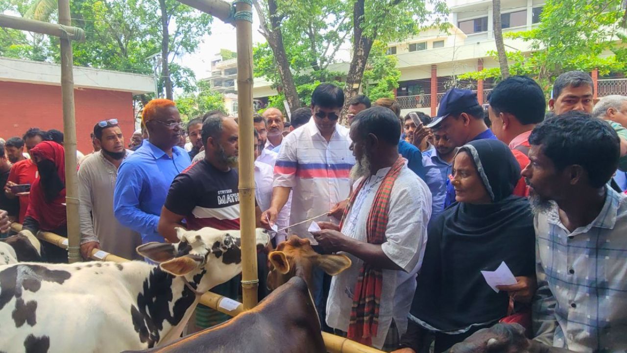 আমিষের চাহিদা পূরণে দোহারে প্রাণিসম্পদ বিতরণ