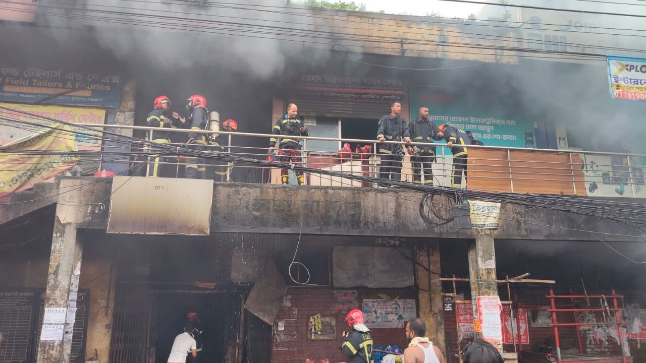 বিজয় সরণিরতে ভোররাতে আগুন, নিয়ন্ত্রণে ফায়ার সার্ভিসের ১০ ইউনিট