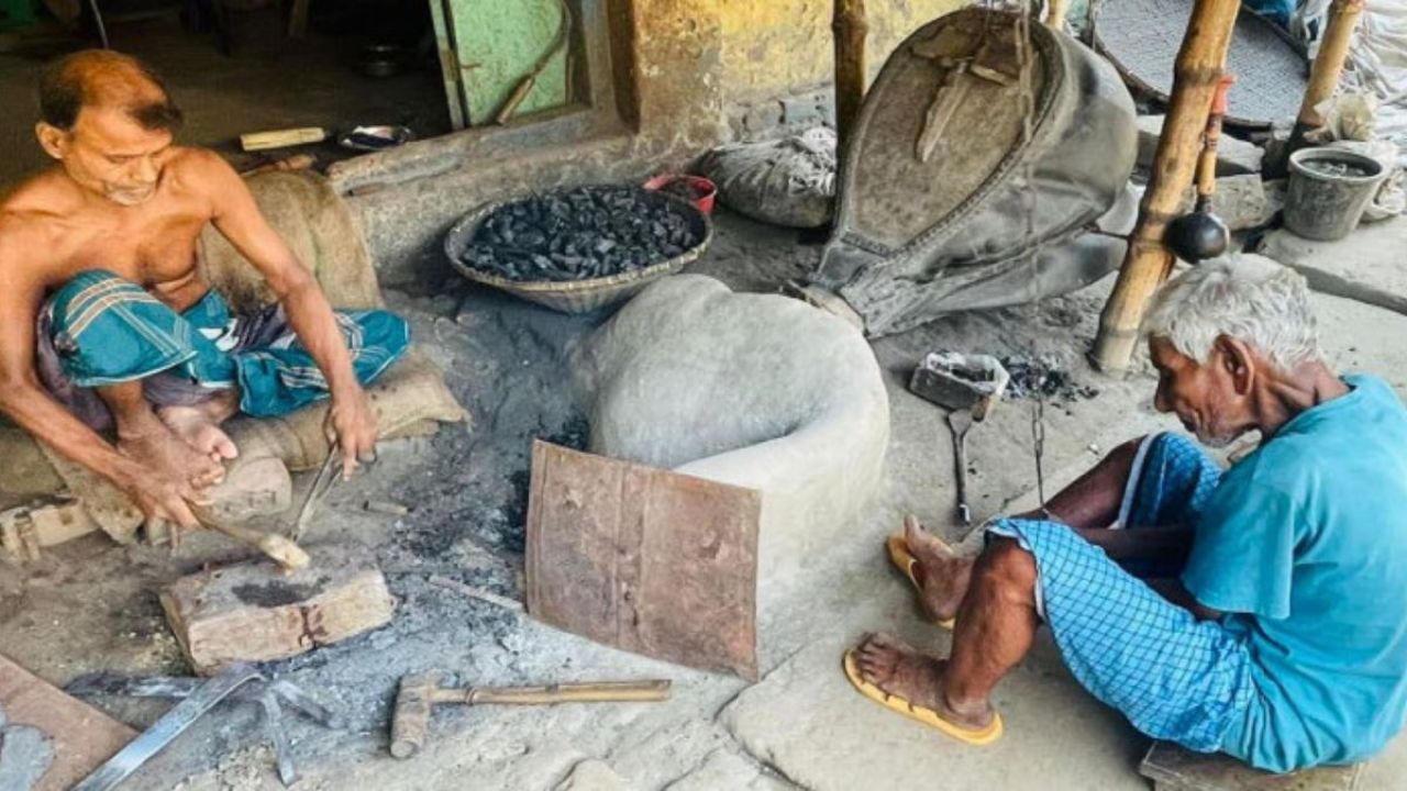 পশু কোরবানির সরঞ্জাম তৈরিতে ব্যস্ত কামাররা