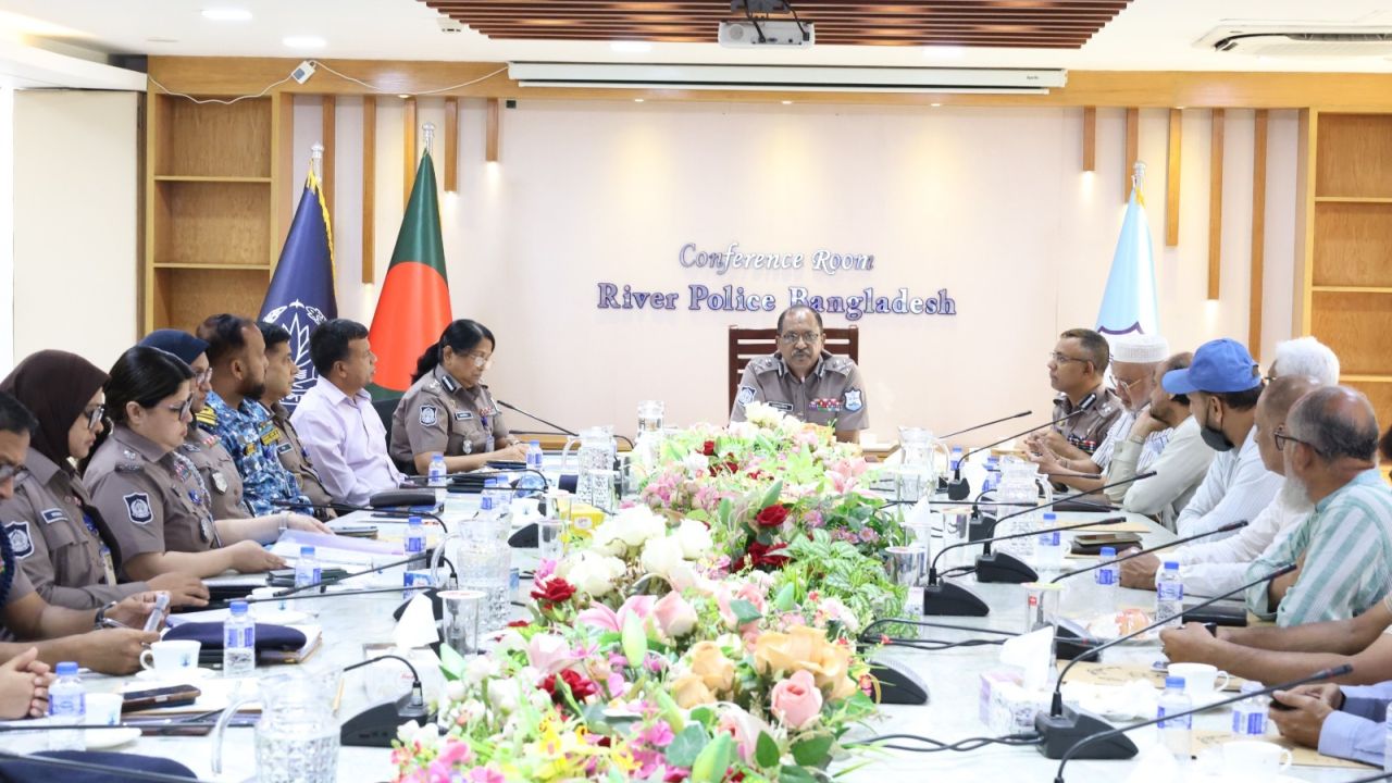ঈদ-উল-আযহায় নৌপথে যাত্রী ও পশুবাহী ট্রলারের নিরাপত্তায় সর্বোচ্চ সজাগ নৌ পুলিশ