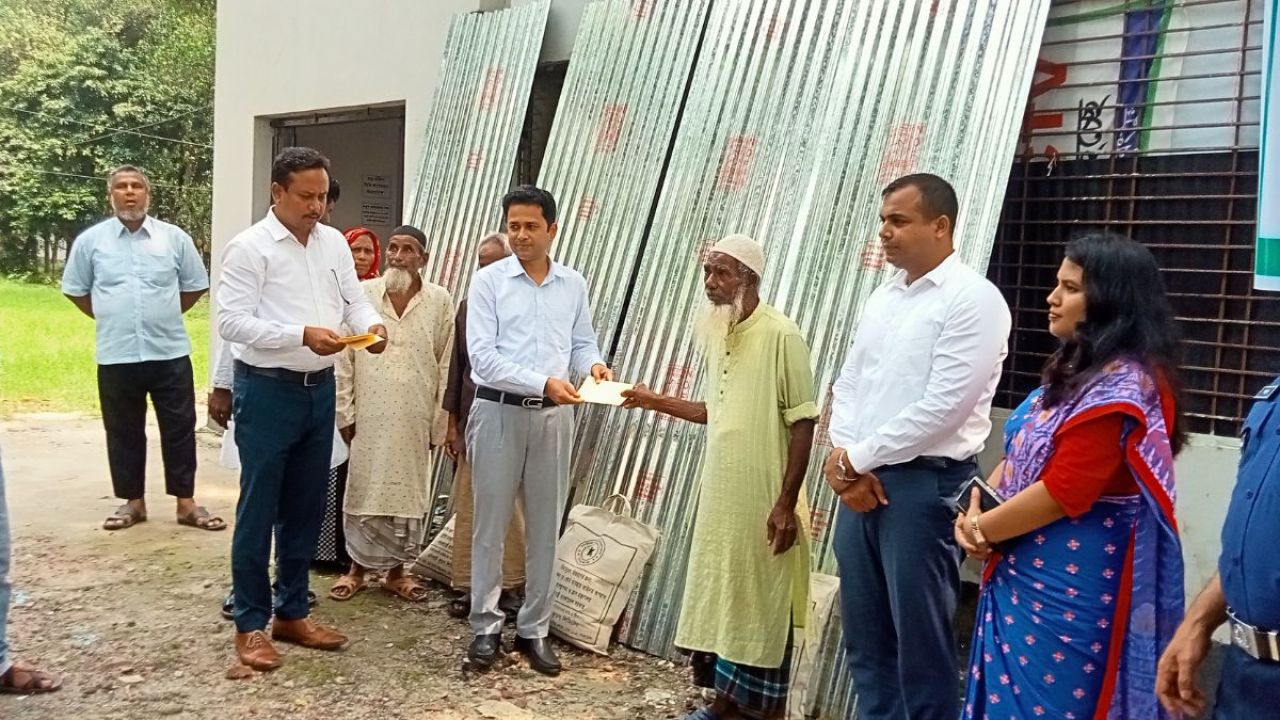 তারাগঞ্জে দুর্যোগে ক্ষতিগ্রস্তদের সরকারি সহায়তা প্রদান