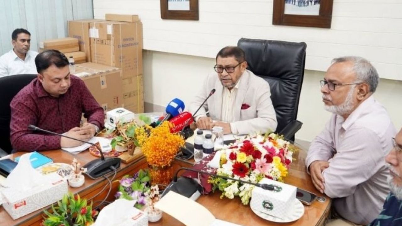 ঢাকার দুই হাসপাতালে ‘পাগলাঘণ্টা’ বসাতে চান স্বাস্থ্যমন্ত্রী