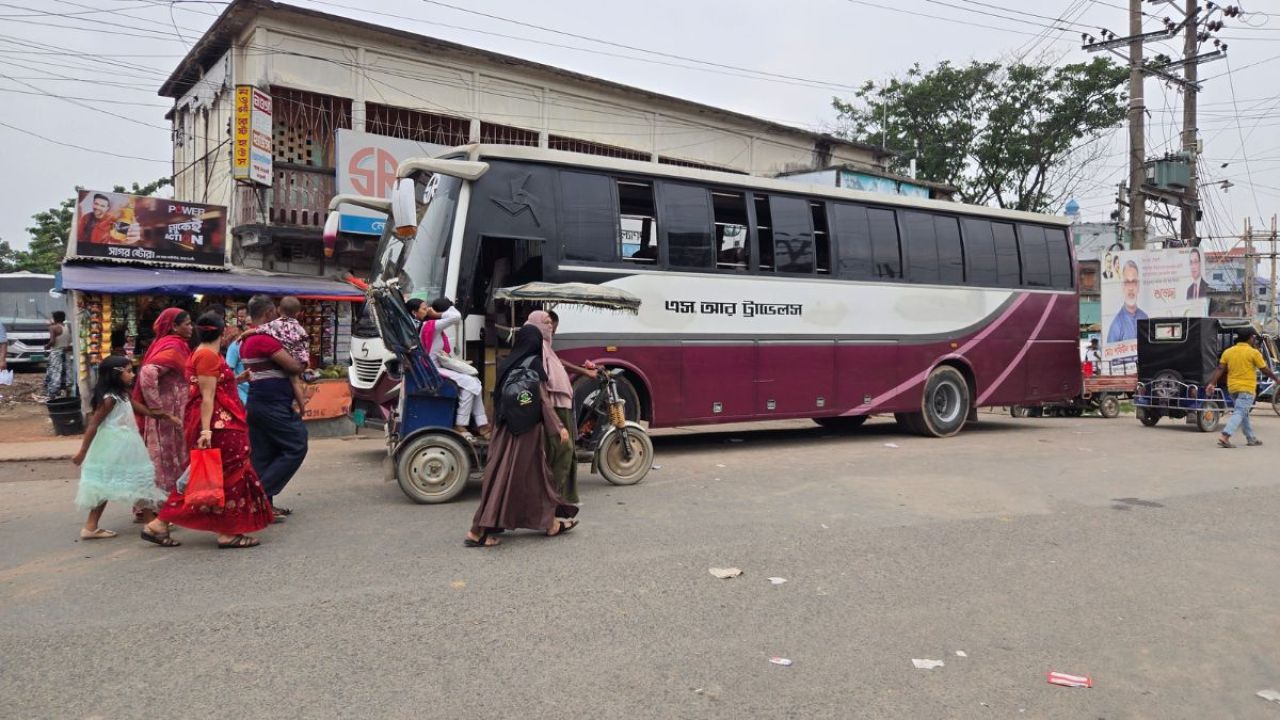 নওগাঁয় ৭ ঘণ্টা পর বাস চলাচল শুরু