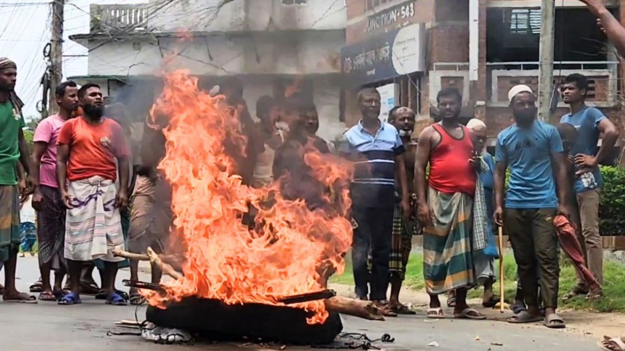 খুলনায় পাটশ্রমিকদের বিক্ষোভ ও কার্যালয় ভাঙচুর