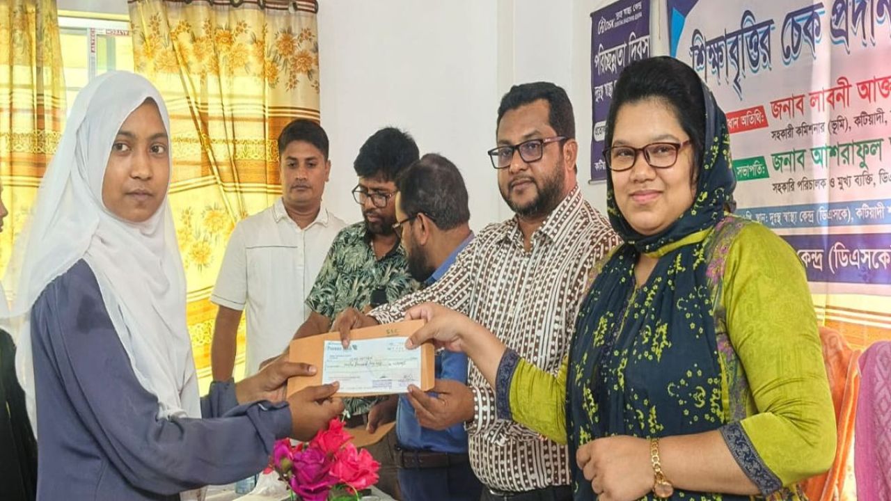কটিয়াদীতে মেধাবী শিক্ষার্থীদের পাশে ডিএসকে