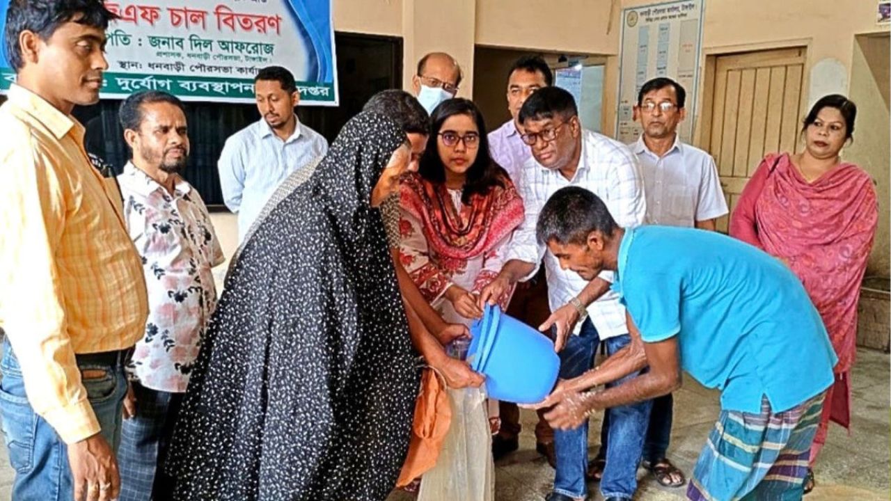 ঈদে ধনবাড়ীর দুস্থদের মাঝে চাল বিতরণ