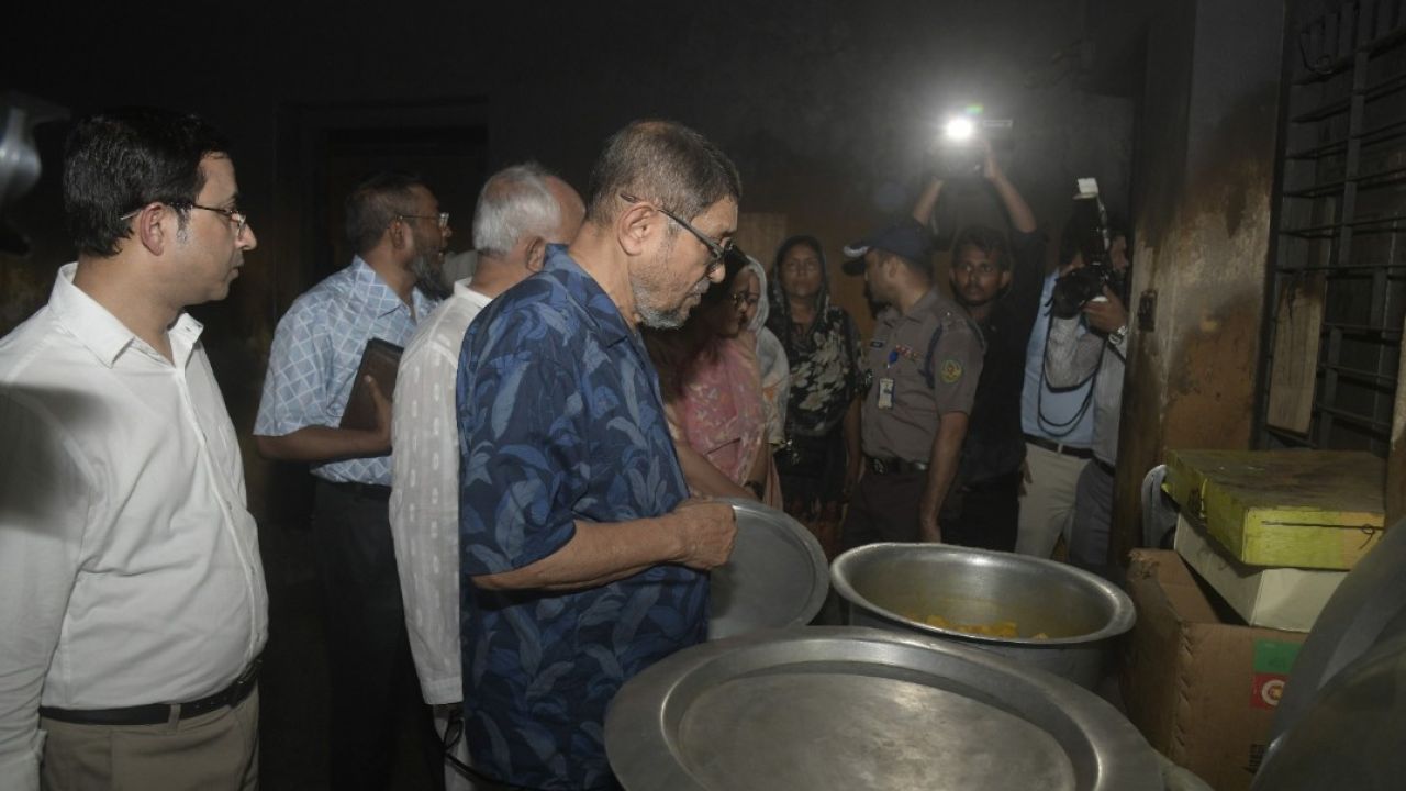 হাসপাতালের রান্নাঘরে গিয়ে ক্ষেপলেন স্বাস্থ্যমন্ত্রী
