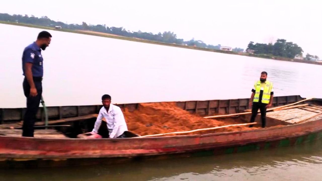 জাদুকাটার পাড় কেটে বালি লুট, ৮ জনের নামে মামলা