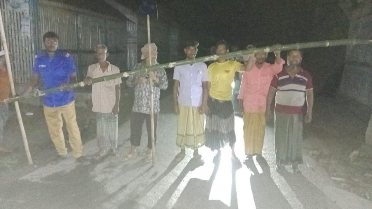 রক্তামাখা চিঠিতে ডাকাতির হুমকি, টর্চ-লাঠি হাতে গ্রামবাসী