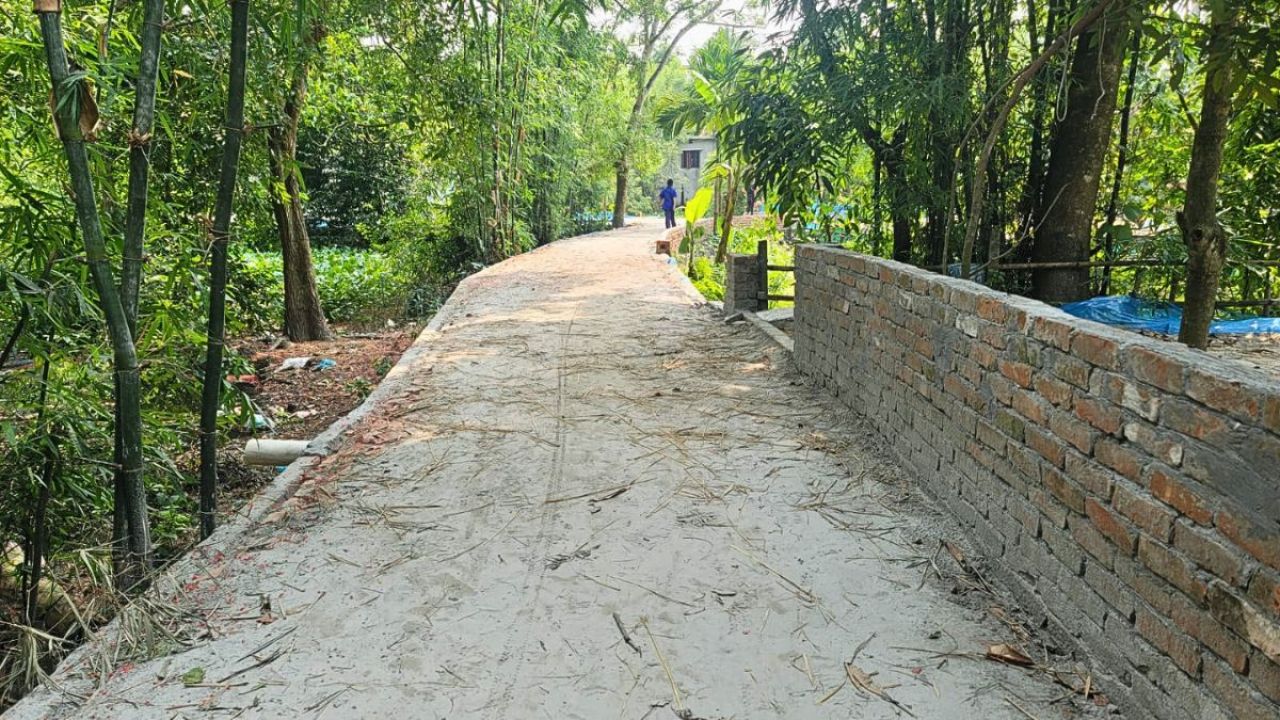 গ্রামের মানুষের দুর্ভোগ মেটাতে প্রবাসীর ব্যক্তিগত উদ্যোগ
