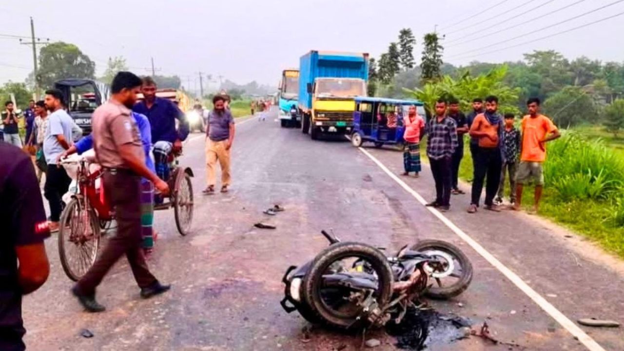 ট্রাক উল্টে মোটরসাইকেল আরোহীর মৃত্যু, আহত ৬