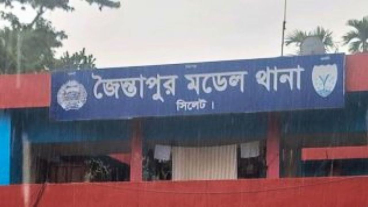 মেয়েকে ‘ধর্ষণ’ করে হাসছিলেন বাবা!