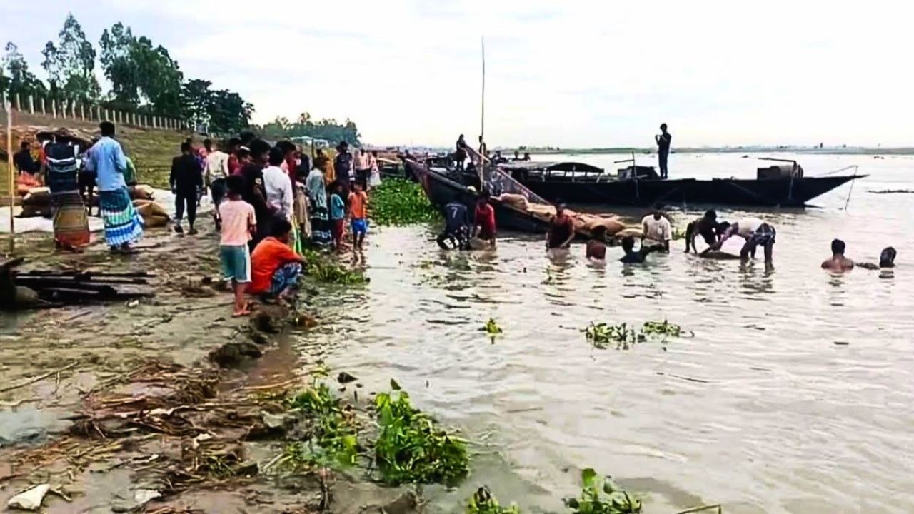 ঝোড়ো হাওয়ায় ভিজিএফের চালবোঝাই দুই নৌকাডুবি