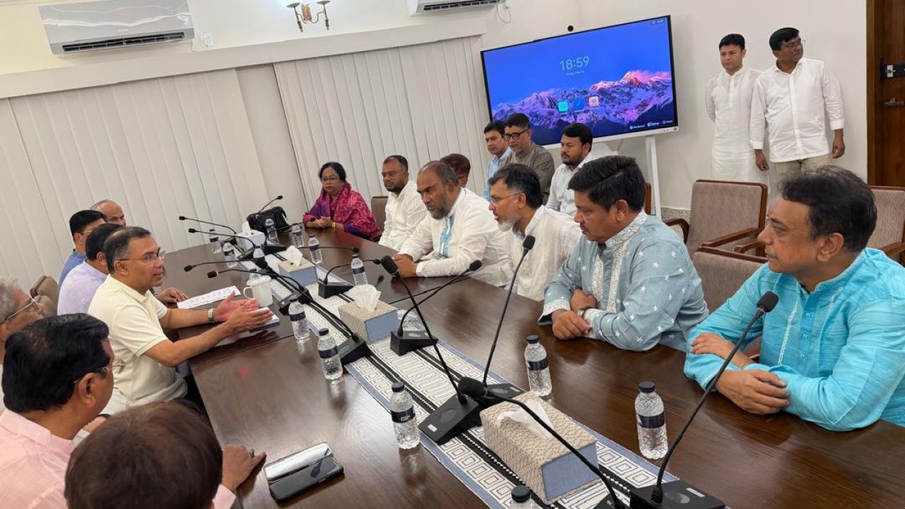 সিটি করপোরেশনের পরিচ্ছন্নতাকর্মীদের ঈদ বোনাসের চেক হস্তান্তর করলেন প্রধানমন্ত্রী