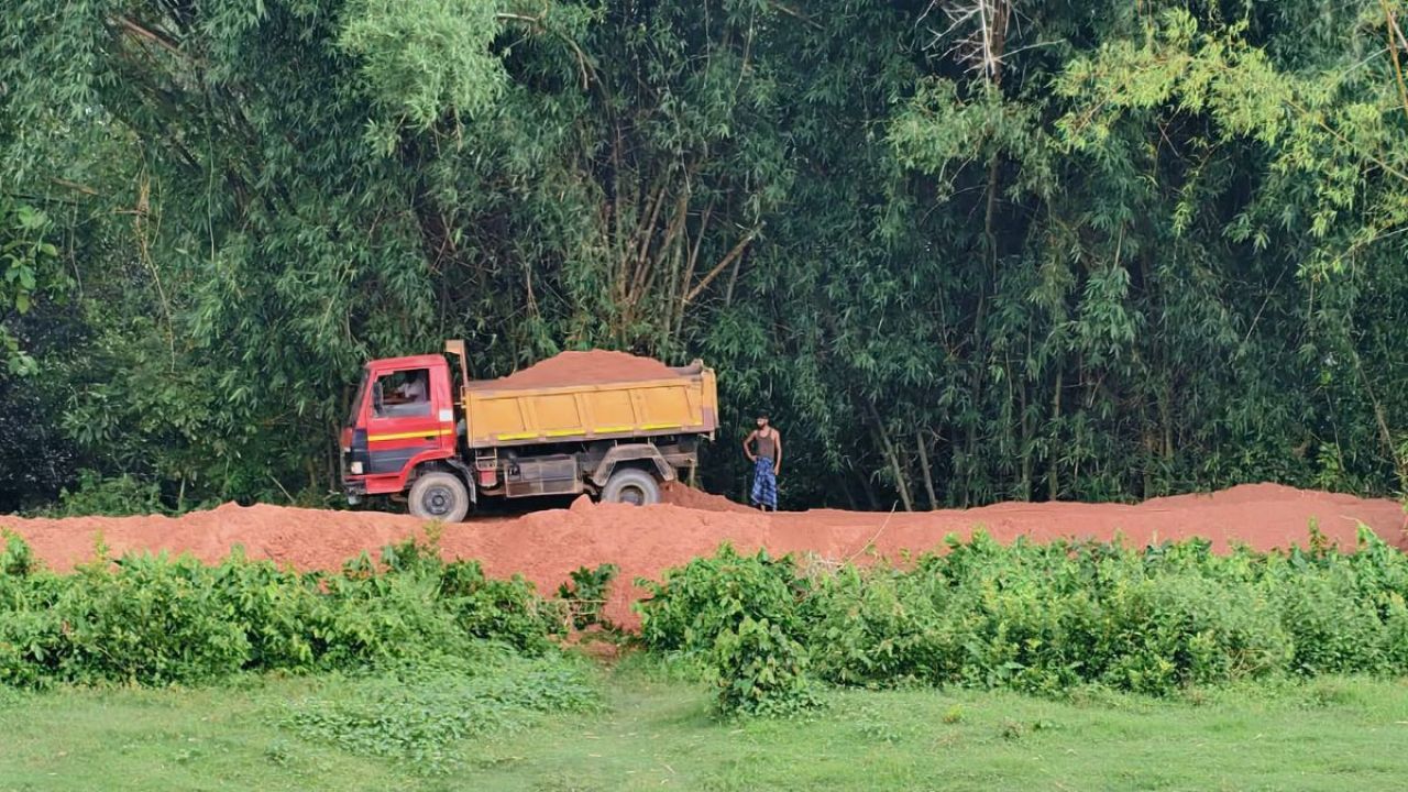 পরশুরামে বেড়িবাঁধ নিয়ে বাড়ছে শঙ্কা