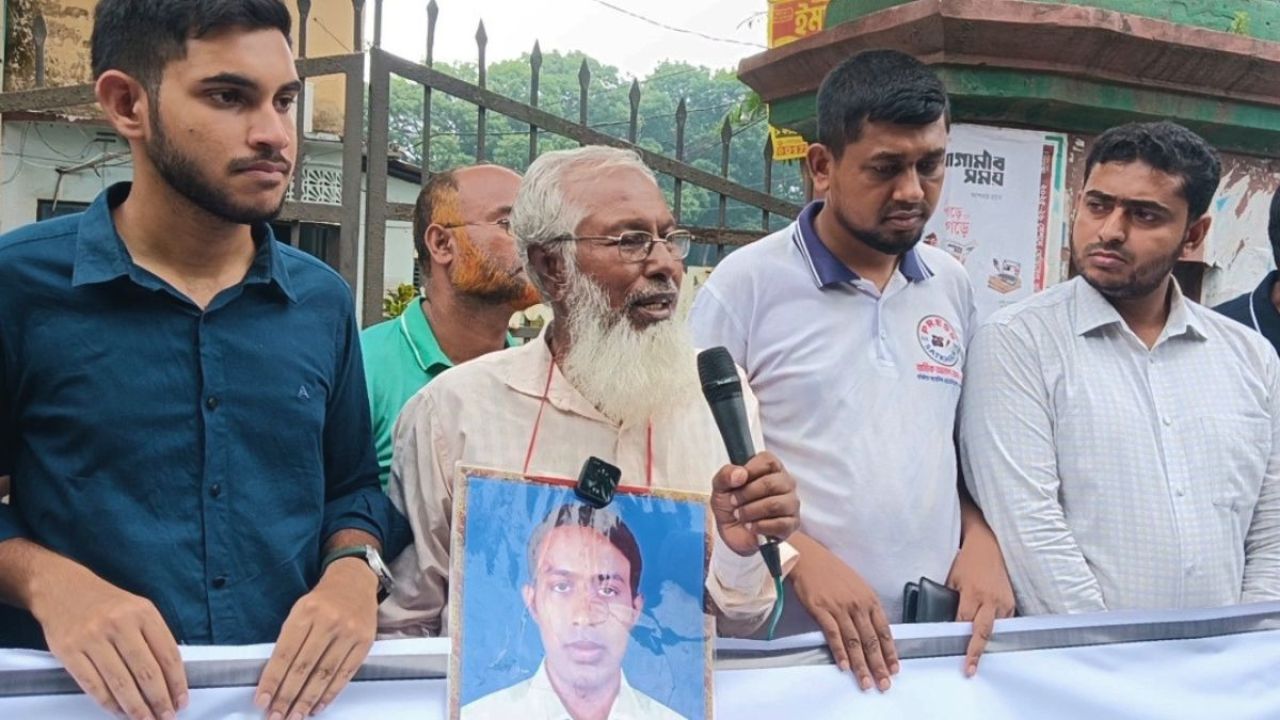 ‘ছেলের কবরটা অন্তত দেখে মরতে চাই’