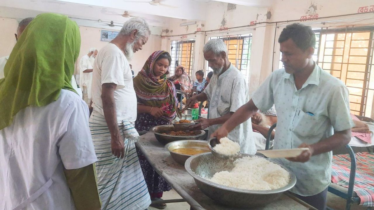খাসির বদলে ব্রয়লার, খাদ্যতালিকায় স্টিকার মেরে অনিয়ম