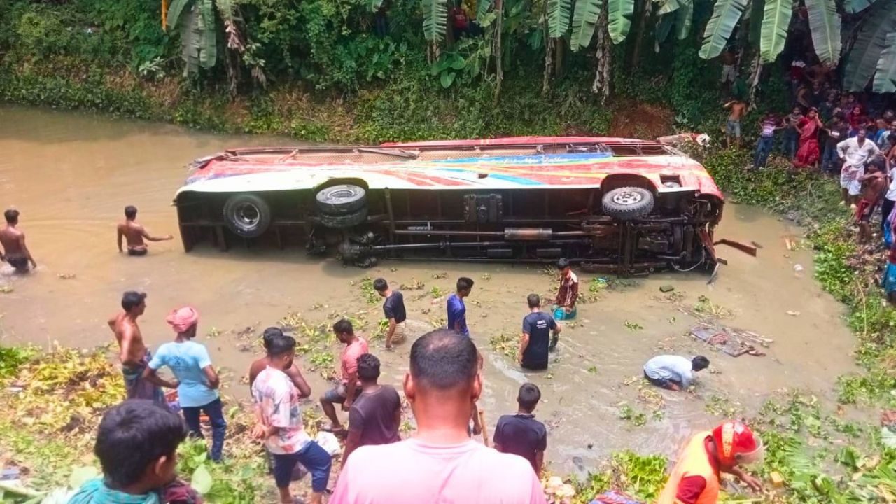  খোকসায় বাস-ট্রাক সংঘর্ষে ৪ জনের প্রাণহানি