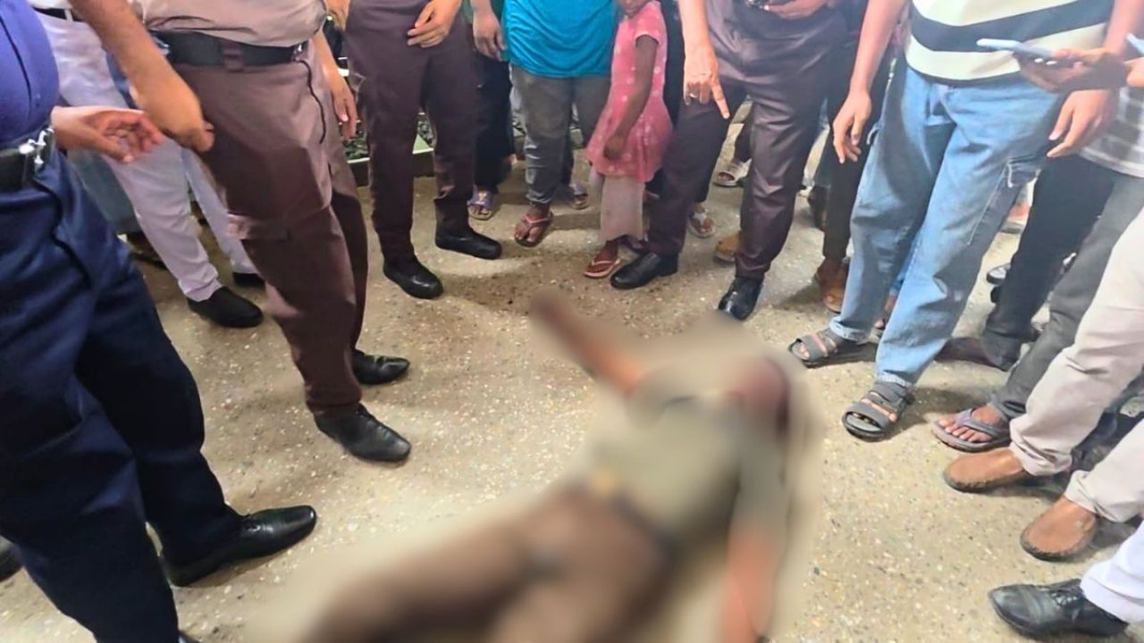  সুন্দরবন এক্সপ্রেসের ছাদে মিলল যুবকের রক্তাক্ত মরদেহ