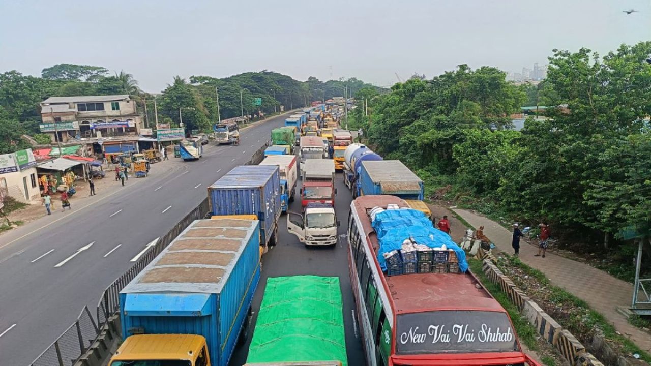 ঢাকা-চট্টগ্রাম মহাসড়কে ১৩ কিলোমিটার দীর্ঘ যানজট