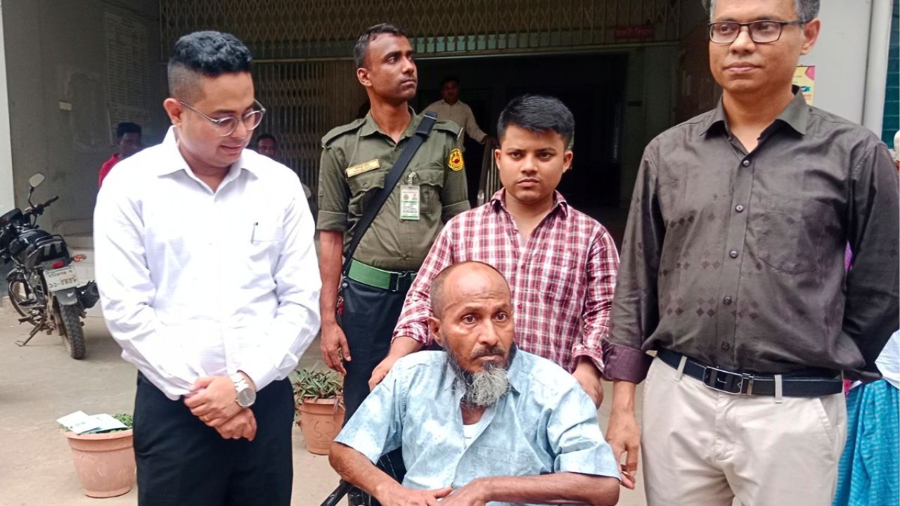 মহাসড়কের সেই বৃদ্ধ এখন সরকারি আশ্রয়কেন্দ্রে