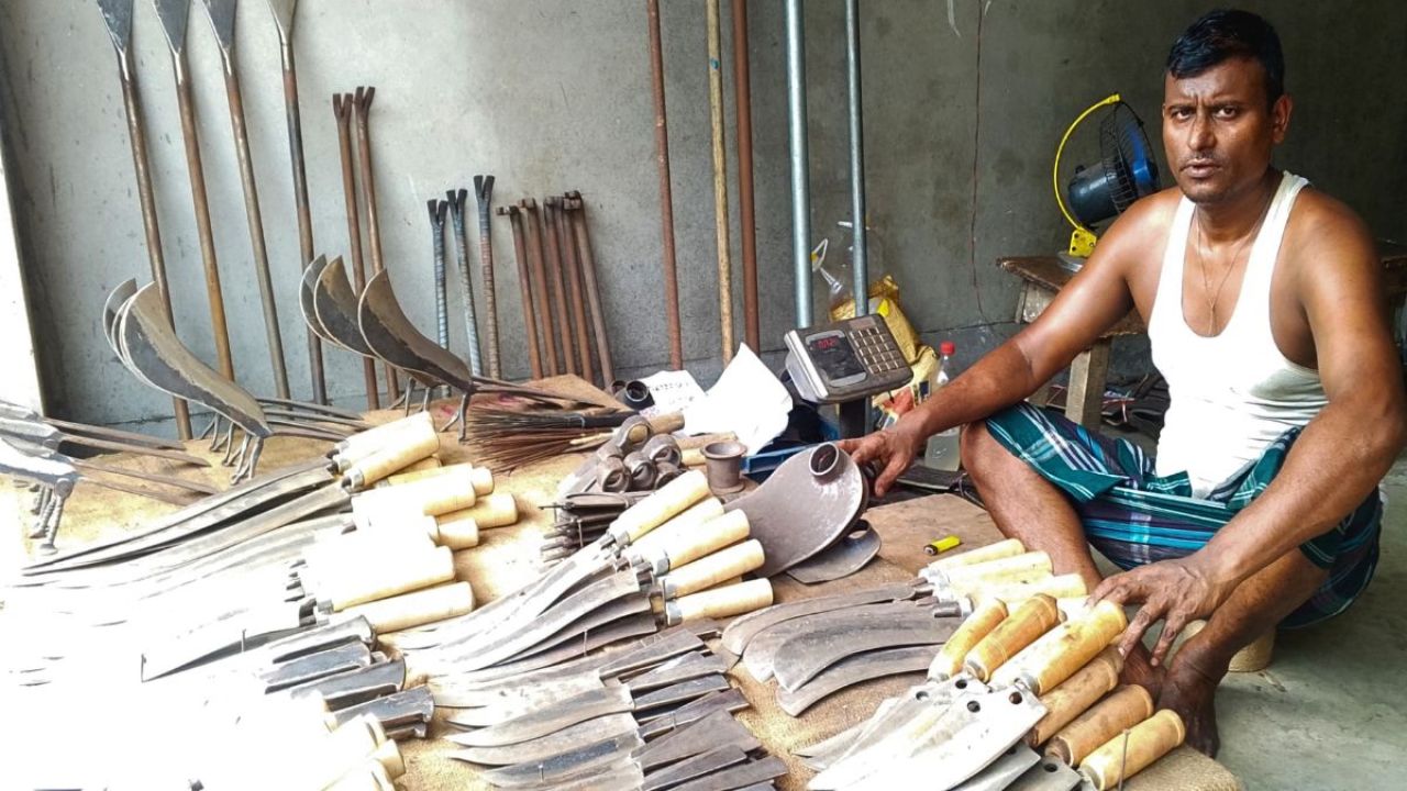দুমকিতে কামারদের ঈদ ব্যস্ততা তুঙ্গে