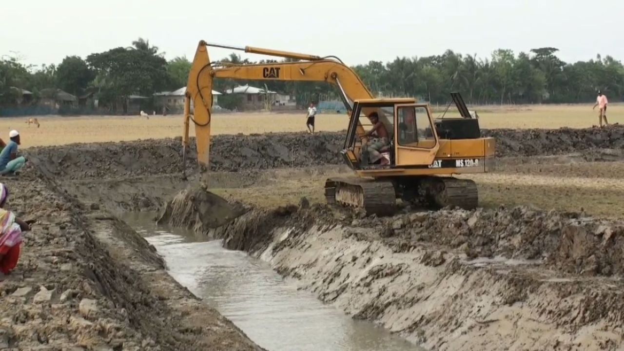 শ্যামনগরে কৃষিজমি নষ্ট করে খাল ‘খনন’