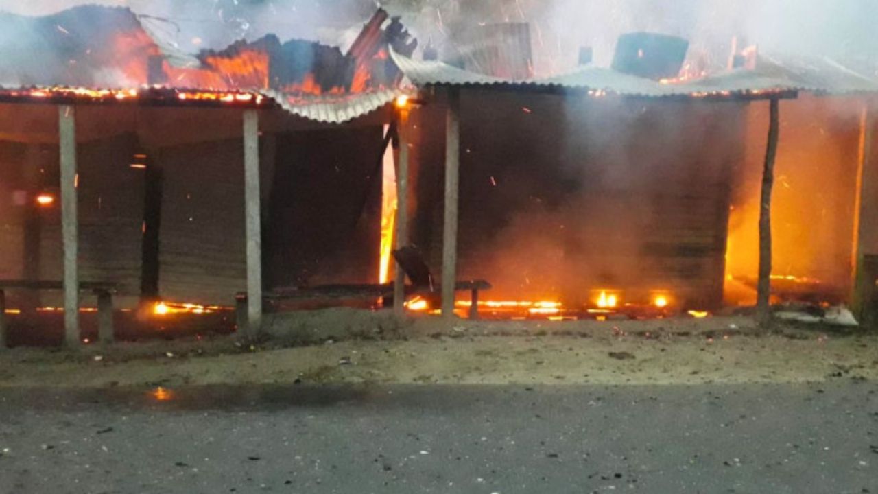 শ্রীনগরে ভয়াবহ আগুনে পুড়ল ১০ দোকান