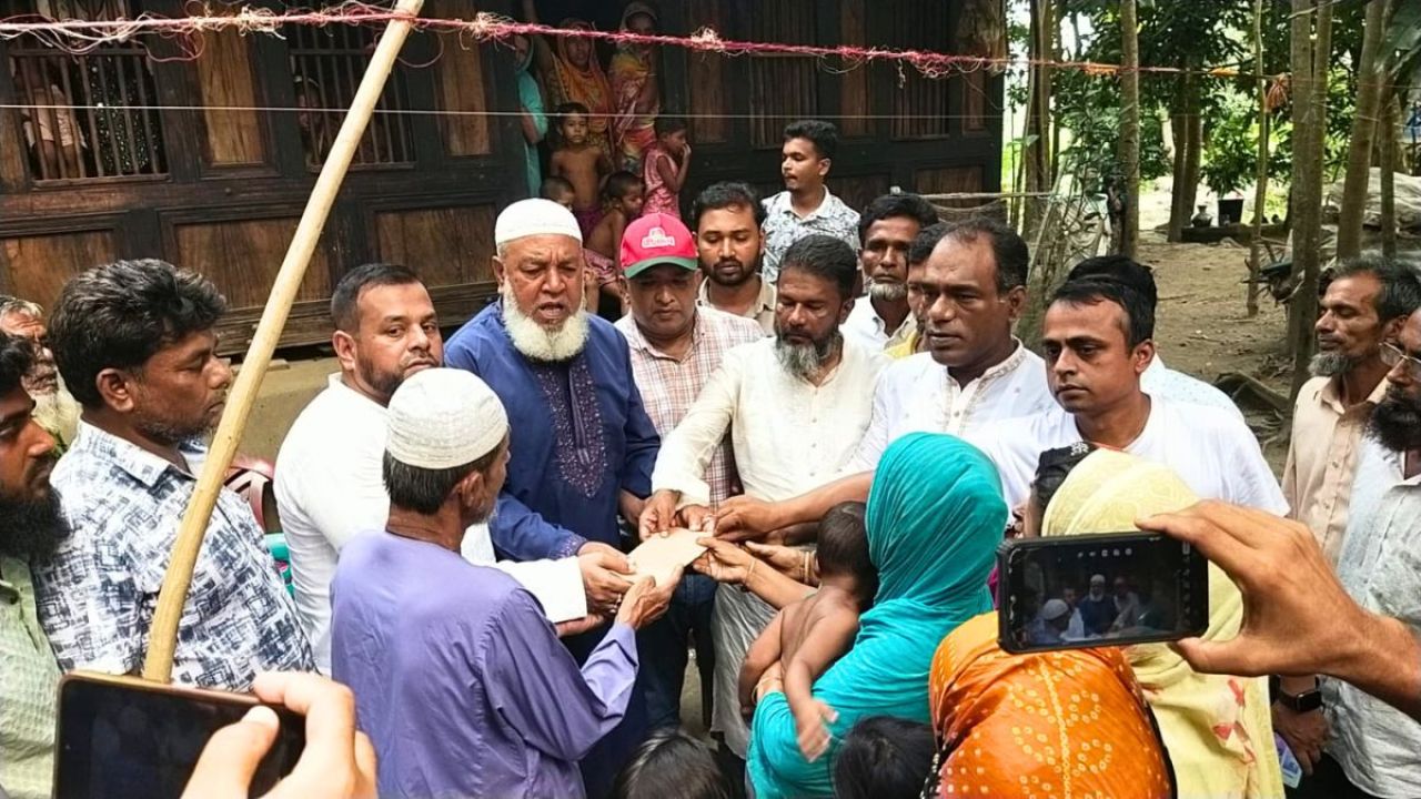 নেছারাবাদে নিহত মাঝির পরিবারের পাশে প্রতিমন্ত্রী