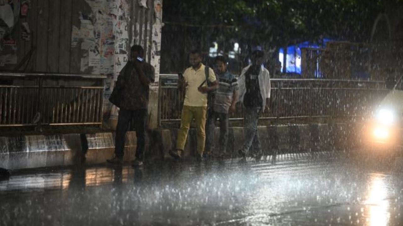 গরমের অস্বস্তিতে ঢাকায় বৃষ্টির ছোঁয়া