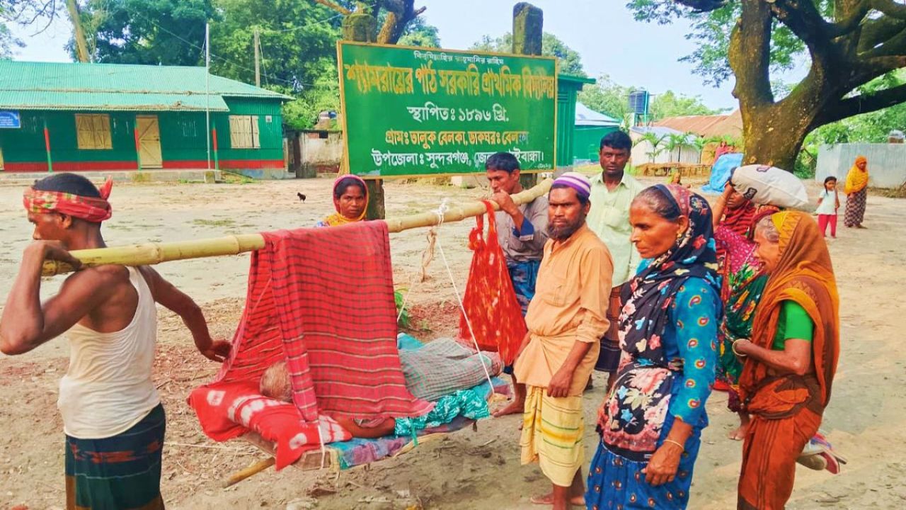 কাঁধে চড়ে ১০ কিলোমিটার পাড়ি দিলেন রোগী