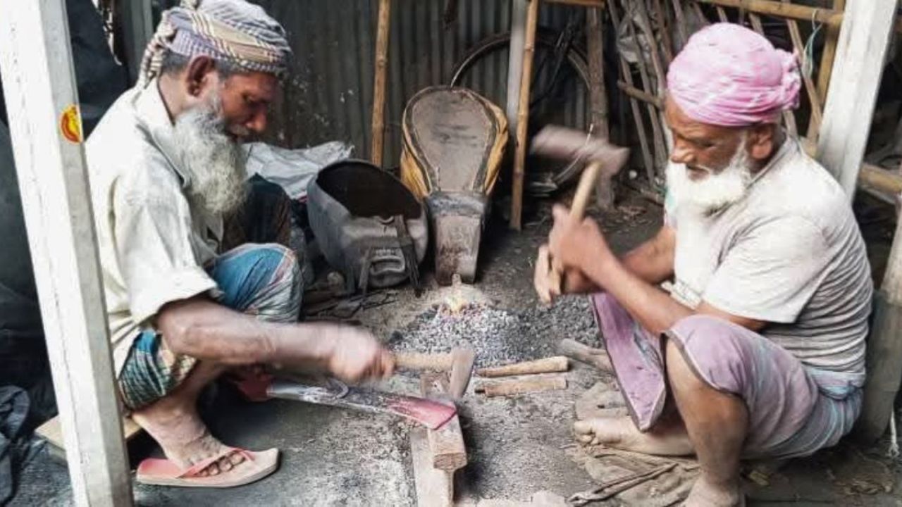 ঈদের আগে মুখর মধুপুরের কামারপল্লী