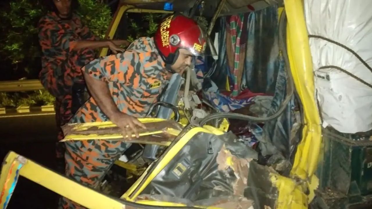 এক্সপ্রেসওয়েতে দুই ট্রাকের সংঘর্ষে নিহত ১