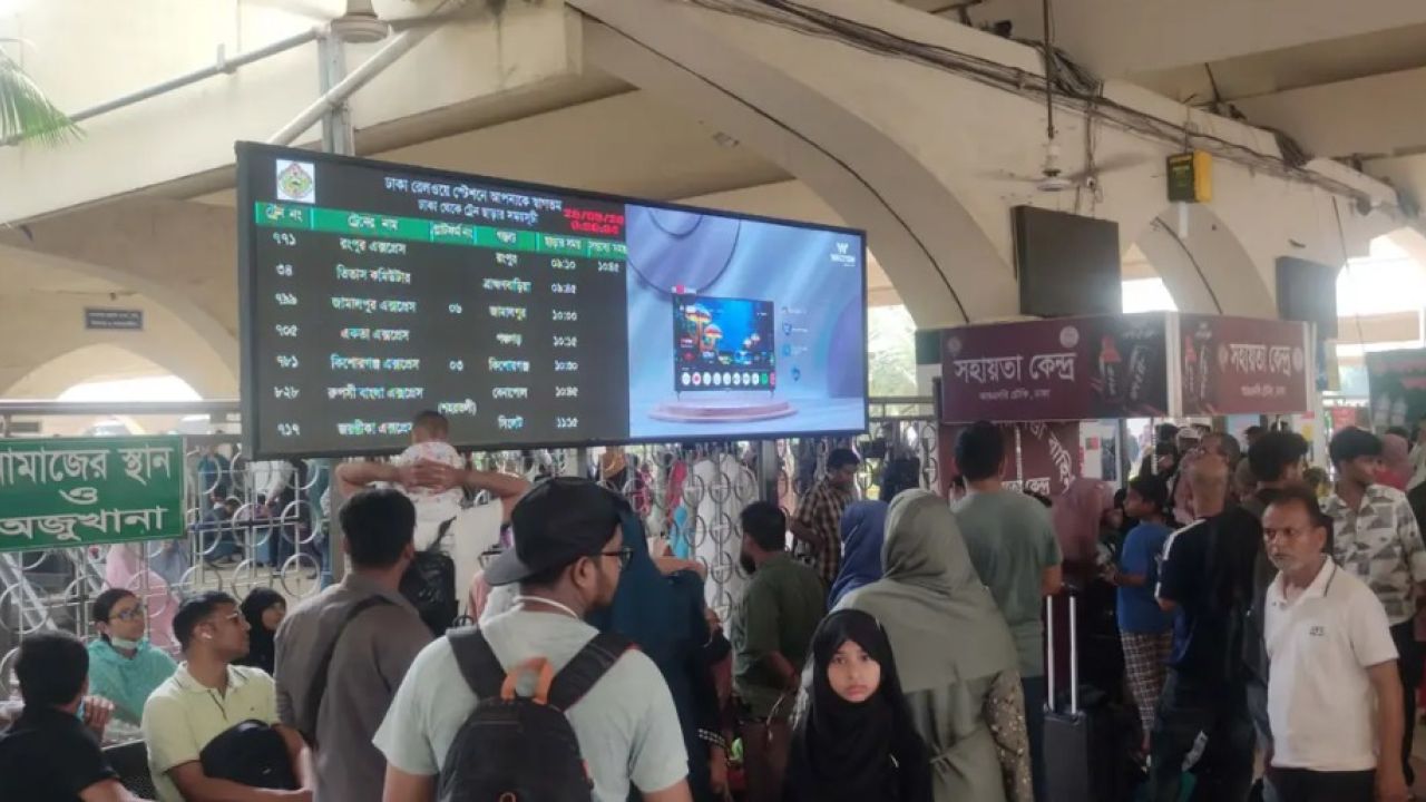 ঈদযাত্রা: কমলাপুর রেল স্টেশনে উপচে পড়া ভিড়