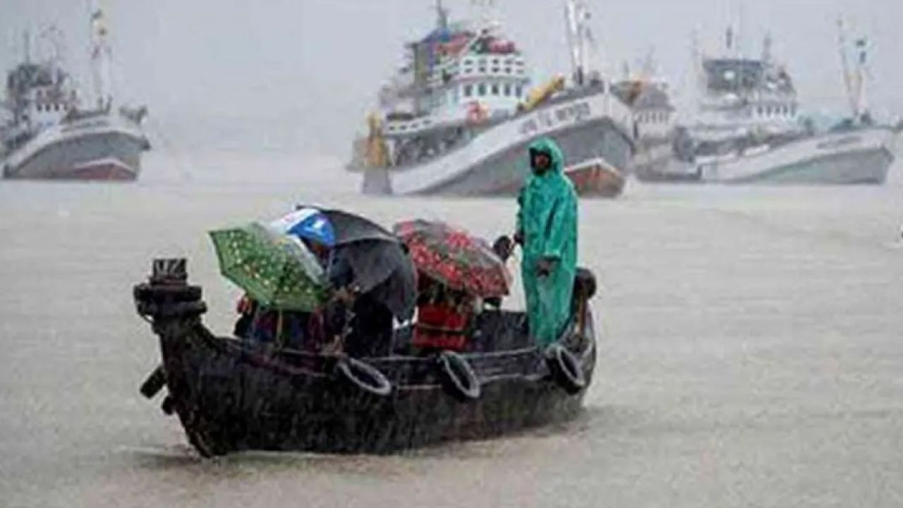 দেশের বিভিন্ন নদীবন্দরে সতর্ক সংকেত