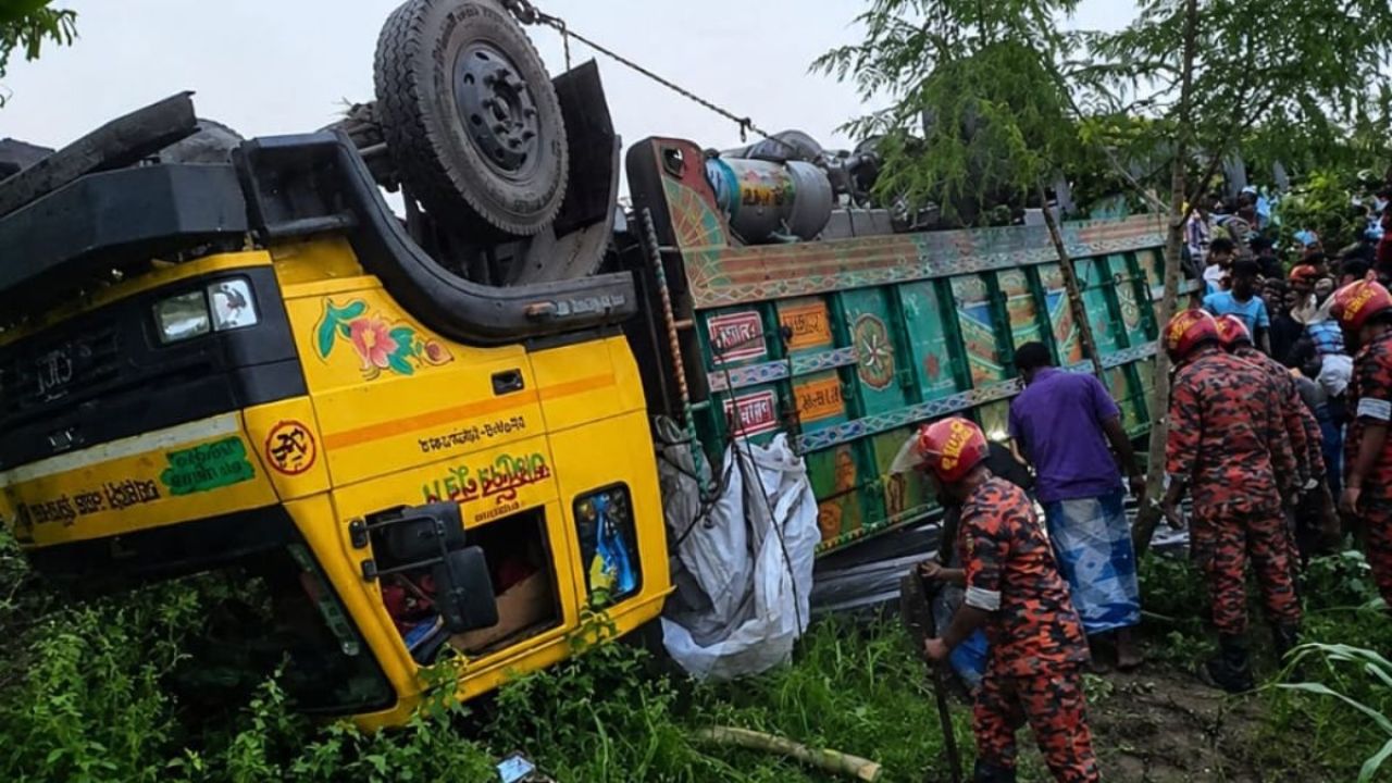 টাঙ্গাইলে রড বোঝাই ট্রাক উল্টে ১৫ যাত্রীর মৃত্যু