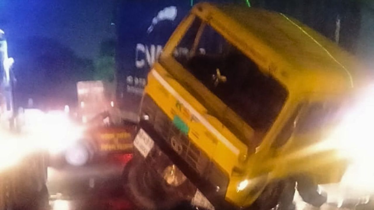 গজারিয়ায় কাভার্ডভ্যান-লরি সংঘর্ষে হেলপার নিহত