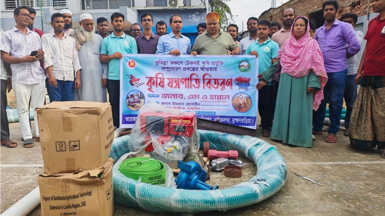 উৎপাদন বাড়াতে নাসিরনগরে আধুনিক কৃষি যন্ত্রপাতি বিতরণ