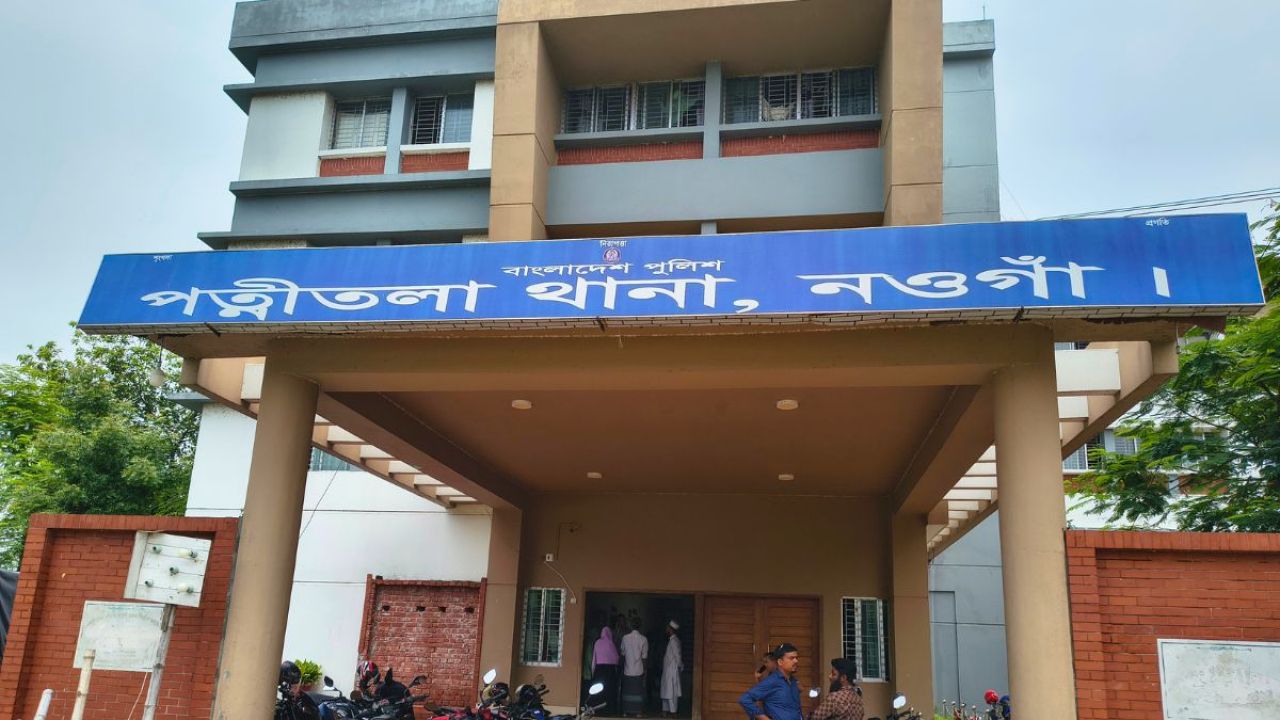 পত্নীতলায় সড়ক দুর্ঘটনায় চালকসহ ২ জন নিহত