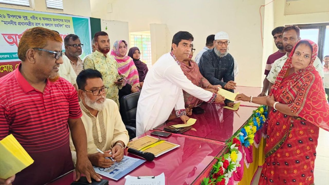 ঈদে প্রধানমন্ত্রীর ত্রাণ তহবিলের অর্থ বিতরণ