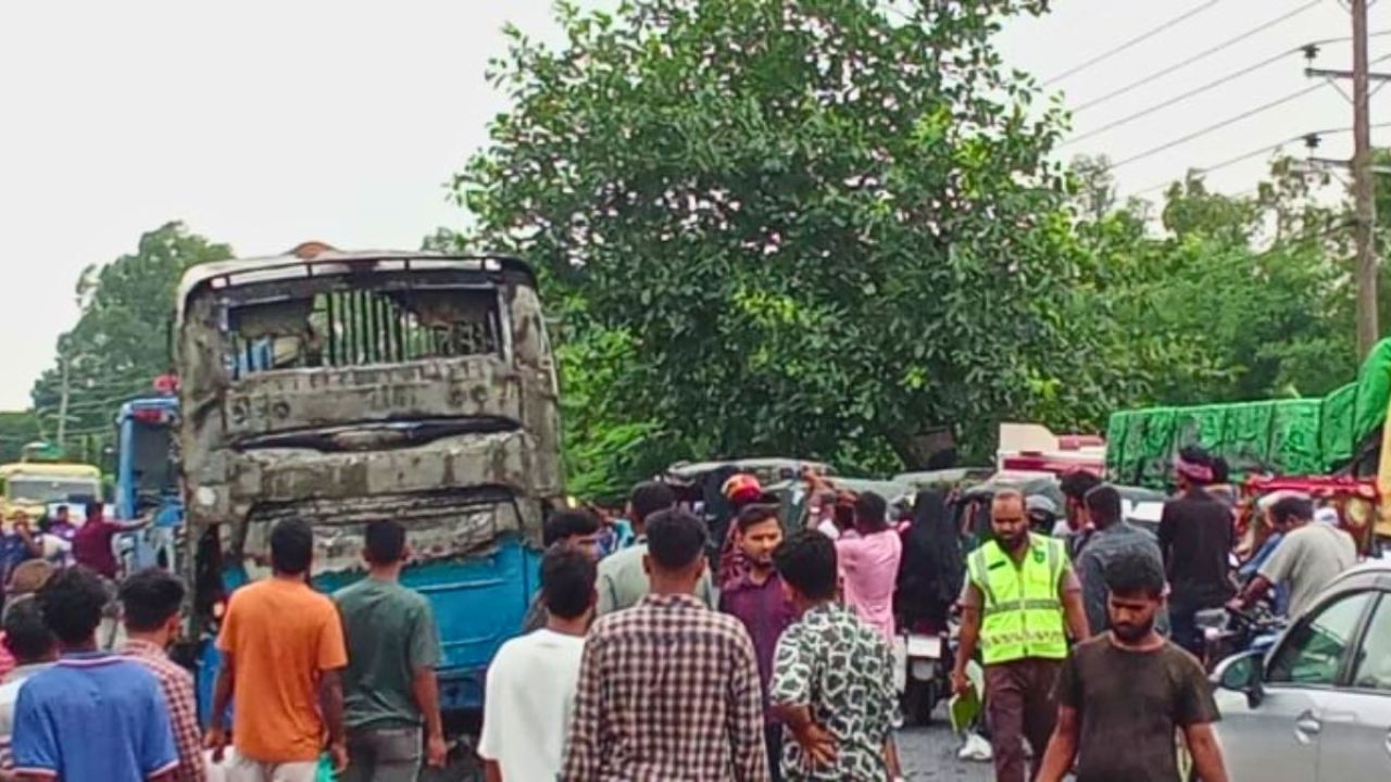 অক্সিজেনবাহী লরির সঙ্গে বাসের সংঘর্ষ, পুড়ল বাস ও যাত্রীদের মালামাল