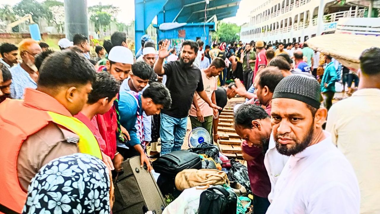 ঝড়ের কবলে ঈগল লঞ্চ, অল্পের জন্য রক্ষা পেলেন যাত্রীরা