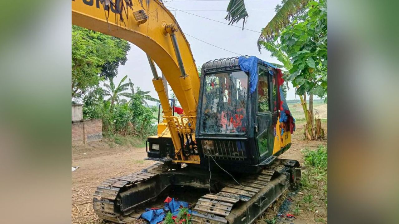 কুষ্টিয়ায় শ্রমিকদল নেতার এক্সকাভেটরে আগুন