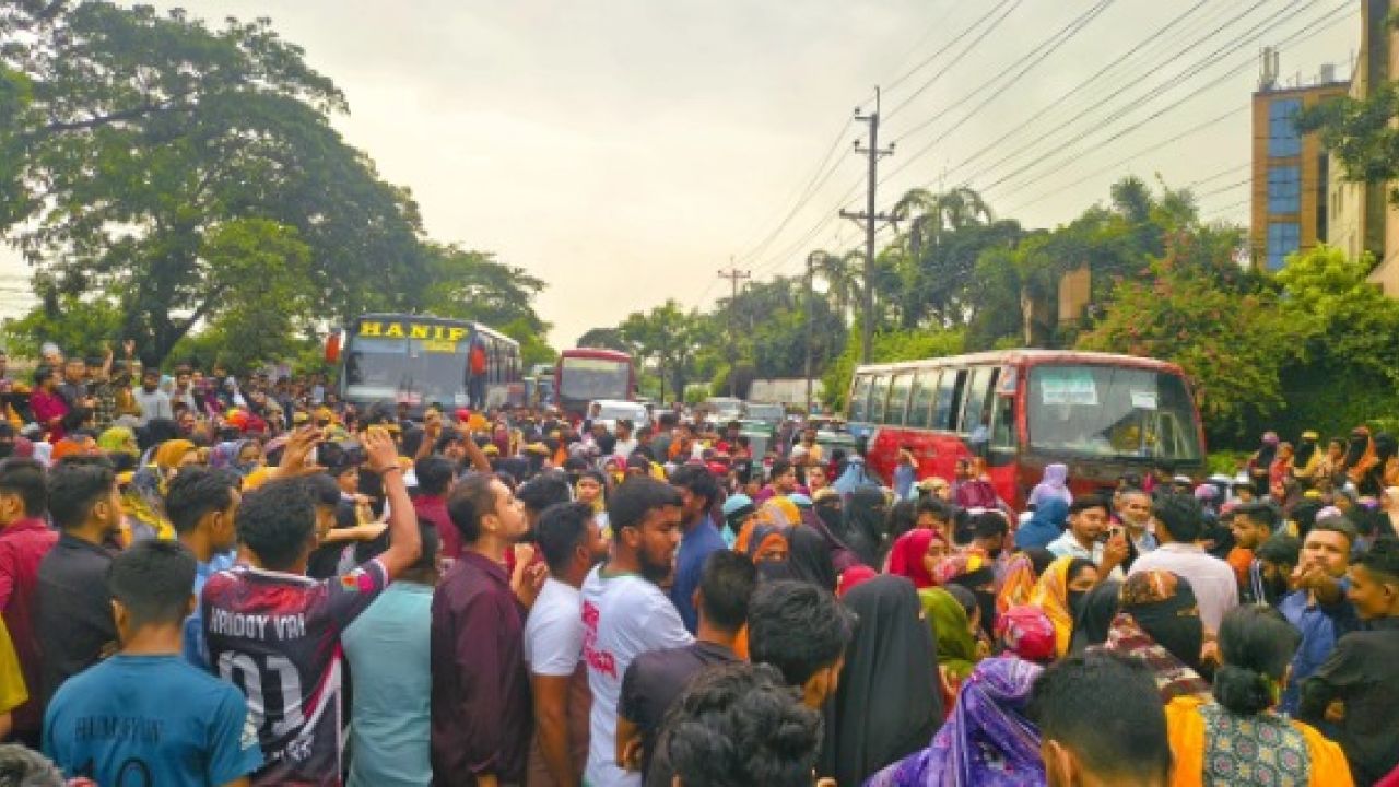 ঢাকা-চট্টগ্রাম মহাসড়ক অবরোধ: ভোগান্তিতে ঘরমুখো মানুষ