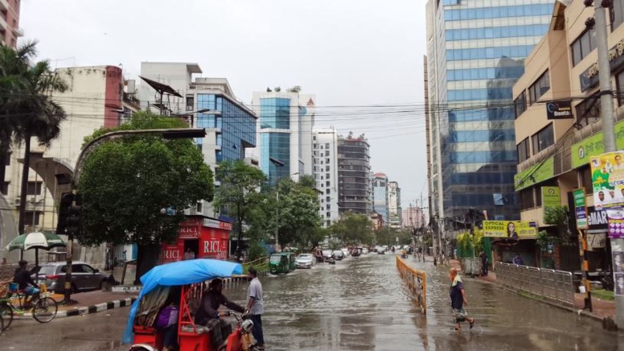 ভারী বৃষ্টিতে হাঁটুপানি নয়াপল্টন-মতিঝিলে