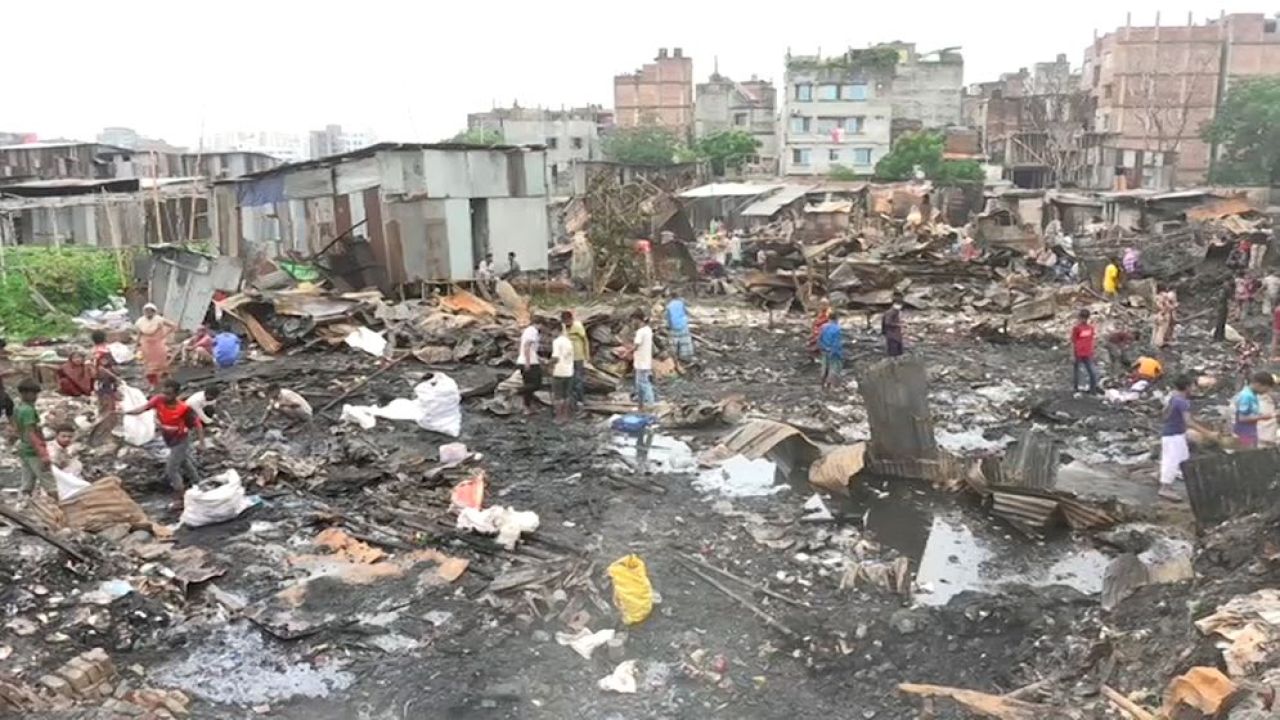 খোলা আকাশের নিচে কালশী বস্তিবাসী