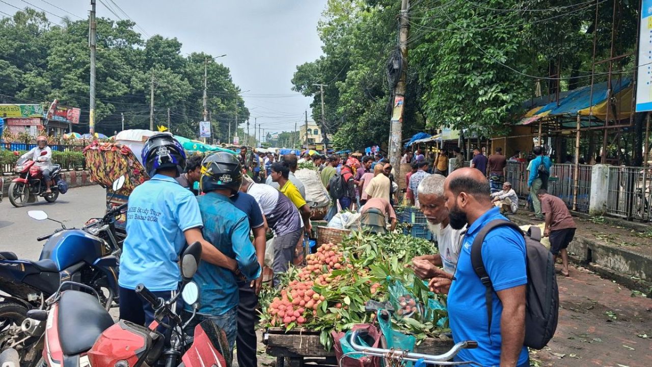 রংপুরে প্রধান সড়ক দখল করে বসেছে লিচুর বাজার