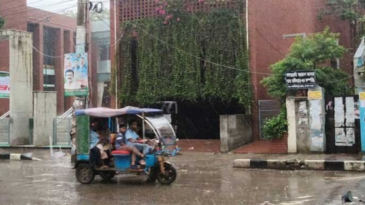 সকাল থেকে মুষলধারে বৃষ্টি, ভোগান্তিতে ঈদে ঘরমুখো মানুষ
